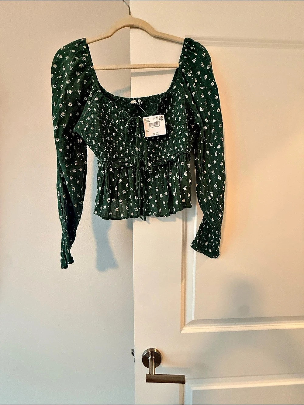 American Eagle Outfitters Floral Long Sleeve Blouse in Green Size Medium NWT